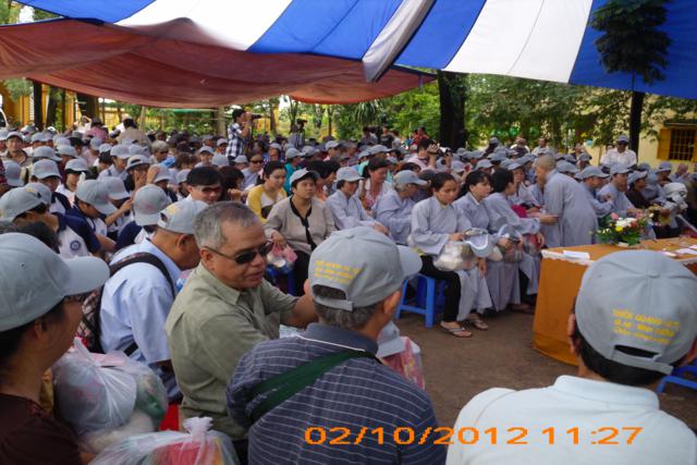 Bình Dương: Trao tặng quà đến người khiếm thị nhân mùa Trung Thu