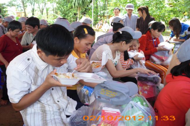 Bình Dương: Trao tặng quà đến người khiếm thị nhân mùa Trung Thu