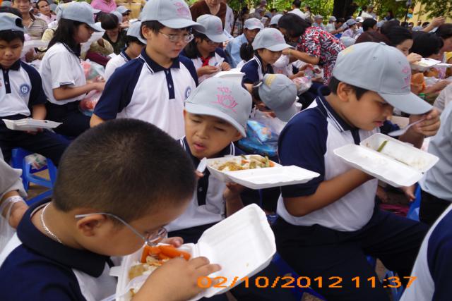 Bình Dương: Trao tặng quà đến người khiếm thị nhân mùa Trung Thu