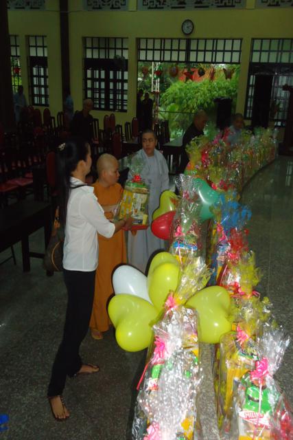 Bình Dương: Ban Trị Sự Phật Giáo tổ chức chương trình Vầng Trăng Trẻ Thơ