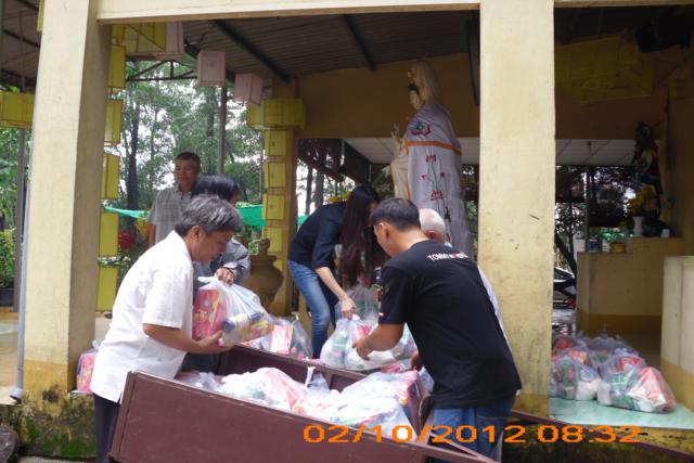 Bình Dương: Trao tặng quà đến người khiếm thị nhân mùa Trung Thu