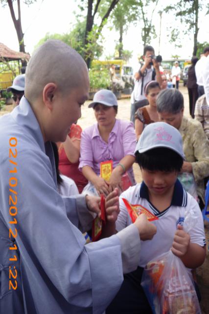 Bình Dương: Trao tặng quà đến người khiếm thị nhân mùa Trung Thu