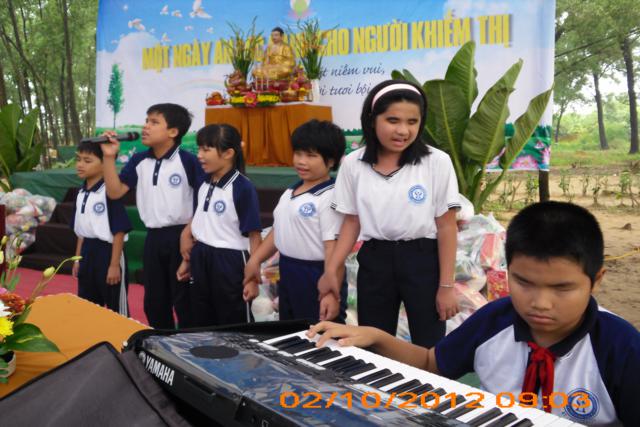 Bình Dương: Trao tặng quà đến người khiếm thị nhân mùa Trung Thu