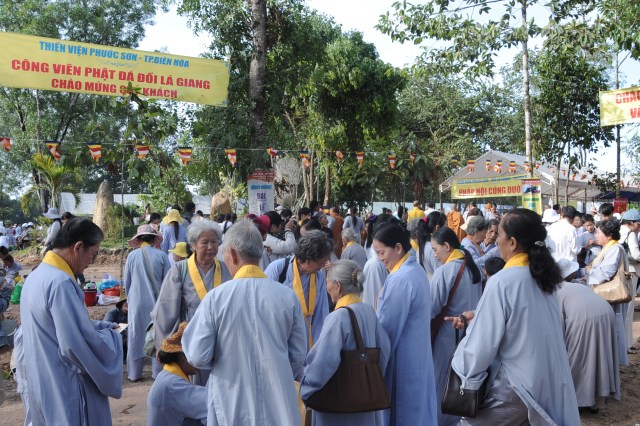 Hơn 17.000 Tăng, Ni và Phật tử dự Đại lễ Dâng y Kathina 2012 tại Thiền viện Phước Sơn, Đồng Nai