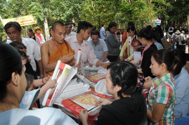 Hơn 17.000 Tăng, Ni và Phật tử dự Đại lễ Dâng y Kathina 2012 tại Thiền viện Phước Sơn, Đồng Nai