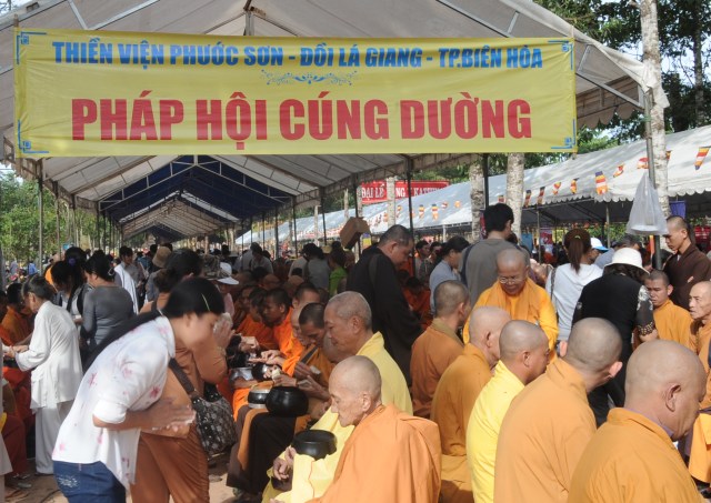 Hơn 17.000 Tăng, Ni và Phật tử dự Đại lễ Dâng y Kathina 2012 tại Thiền viện Phước Sơn, Đồng Nai