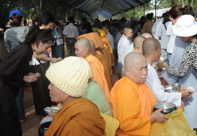 Hơn 17.000 Tăng, Ni và Phật tử dự Đại lễ Dâng y Kathina 2012 tại Thiền viện Phước Sơn, Đồng Nai