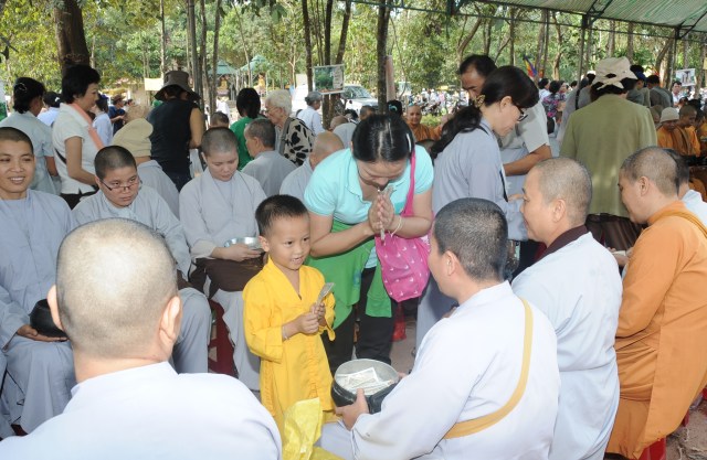 Hơn 17.000 Tăng, Ni và Phật tử dự Đại lễ Dâng y Kathina 2012 tại Thiền viện Phước Sơn, Đồng Nai
