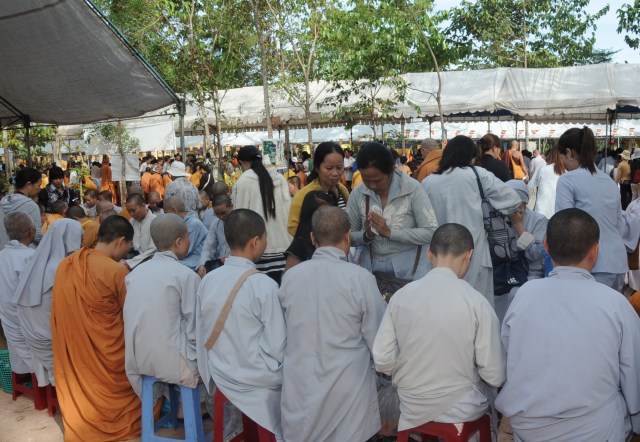 Hơn 17.000 Tăng, Ni và Phật tử dự Đại lễ Dâng y Kathina 2012 tại Thiền viện Phước Sơn, Đồng Nai