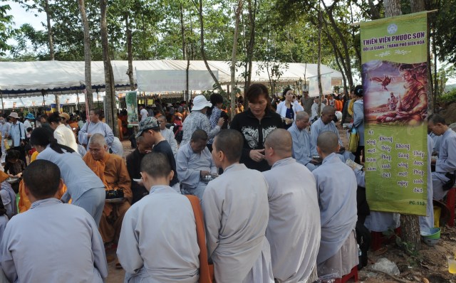 Hơn 17.000 Tăng, Ni và Phật tử dự Đại lễ Dâng y Kathina 2012 tại Thiền viện Phước Sơn, Đồng Nai