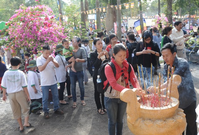 Hơn 17.000 Tăng, Ni và Phật tử dự Đại lễ Dâng y Kathina 2012 tại Thiền viện Phước Sơn, Đồng Nai