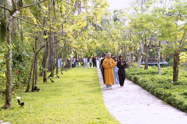 150 bạn trẻ dự khóa tu &#039;&#039;Dạo chơi miền Tịnh Độ&#039;&#039; tại nhà vườn Long Thuận