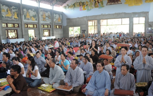 Hơn 17.000 Tăng, Ni và Phật tử dự Đại lễ Dâng y Kathina 2012 tại Thiền viện Phước Sơn, Đồng Nai