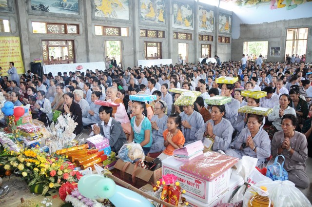 Hơn 17.000 Tăng, Ni và Phật tử dự Đại lễ Dâng y Kathina 2012 tại Thiền viện Phước Sơn, Đồng Nai