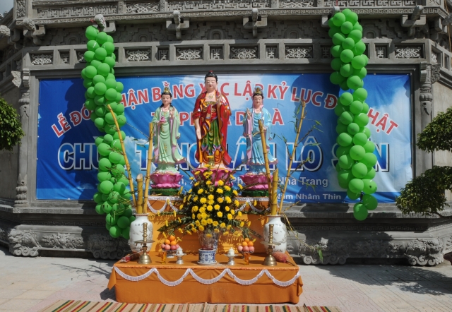 Pho tượng Đức Phật A Di Đà lộ thiên lớn nhất Việt Nam tại chùa Tòng Lâm Lô Sơn, Nha Trang