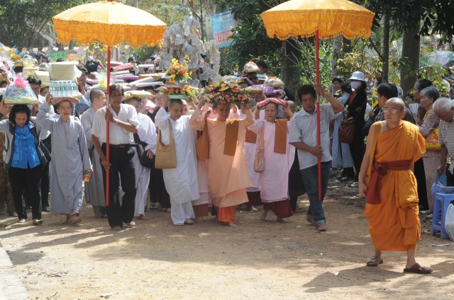 Hơn 17.000 Tăng, Ni và Phật tử dự Đại lễ Dâng y Kathina 2012 tại Thiền viện Phước Sơn, Đồng Nai