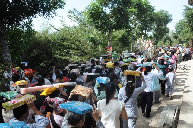 Hơn 17.000 Tăng, Ni và Phật tử dự Đại lễ Dâng y Kathina 2012 tại Thiền viện Phước Sơn, Đồng Nai