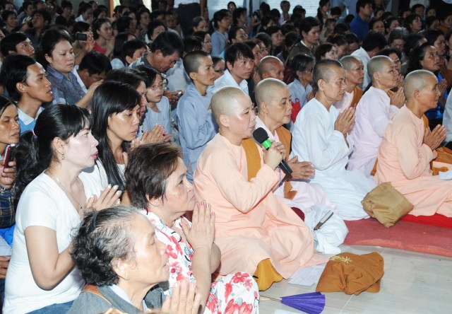 Hơn 17.000 Tăng, Ni và Phật tử dự Đại lễ Dâng y Kathina 2012 tại Thiền viện Phước Sơn, Đồng Nai