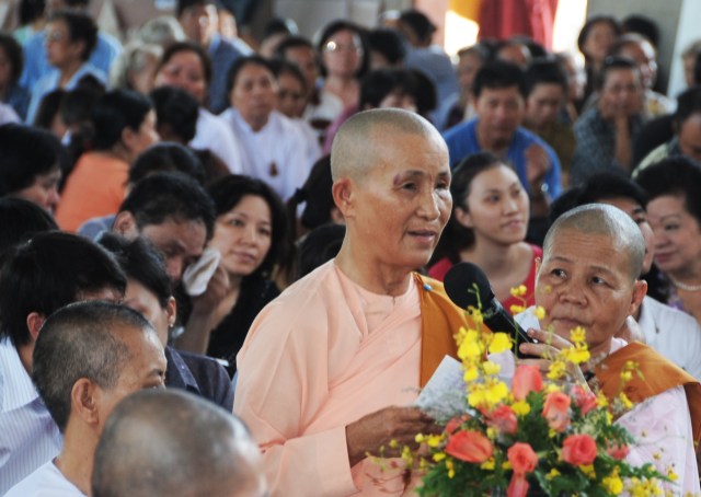 Hơn 17.000 Tăng, Ni và Phật tử dự Đại lễ Dâng y Kathina 2012 tại Thiền viện Phước Sơn, Đồng Nai