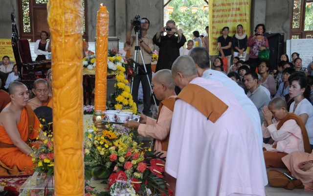 Hơn 17.000 Tăng, Ni và Phật tử dự Đại lễ Dâng y Kathina 2012 tại Thiền viện Phước Sơn, Đồng Nai