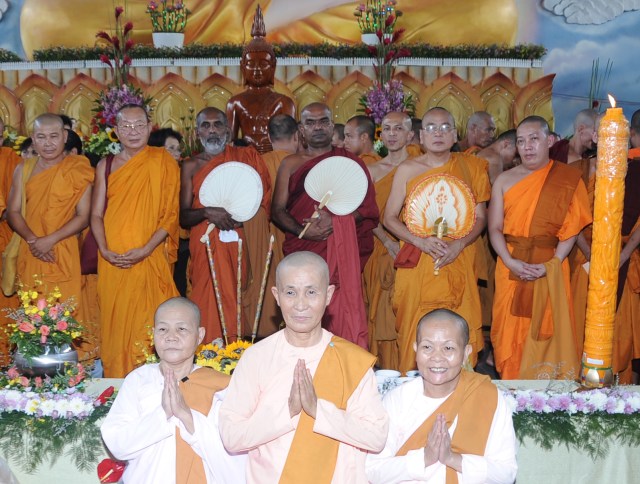 Hơn 17.000 Tăng, Ni và Phật tử dự Đại lễ Dâng y Kathina 2012 tại Thiền viện Phước Sơn, Đồng Nai