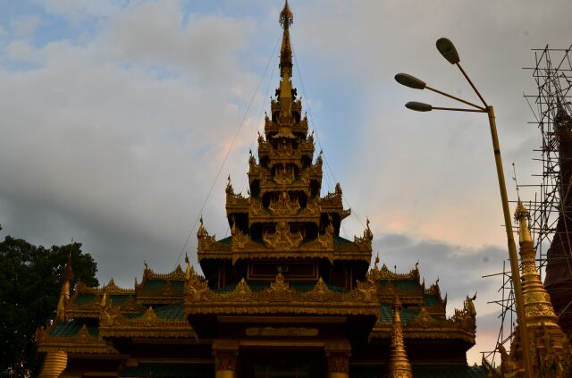 Miến Điện : Chùa Vàng thăng trầm cùng dân tộc