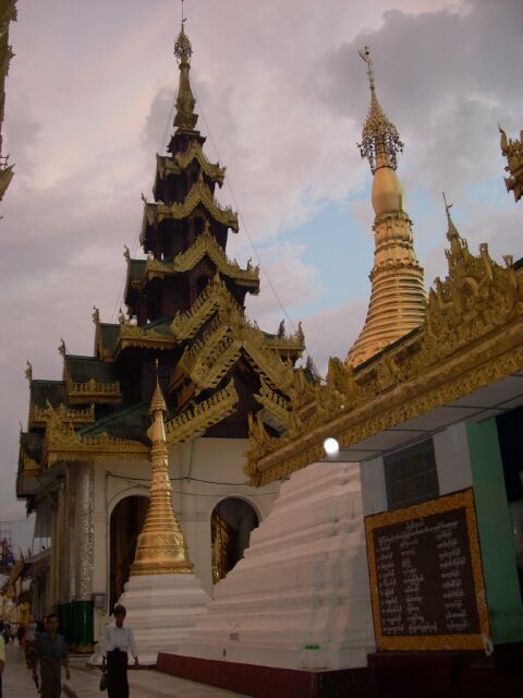 Miến Điện : Chùa Vàng thăng trầm cùng dân tộc