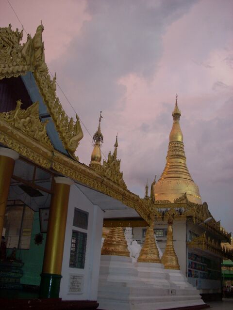 Miến Điện : Chùa Vàng thăng trầm cùng dân tộc