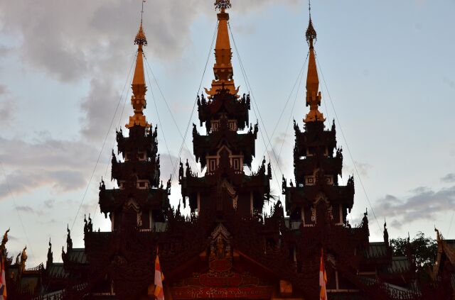 Miến Điện : Chùa Vàng thăng trầm cùng dân tộc