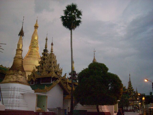Miến Điện : Chùa Vàng thăng trầm cùng dân tộc