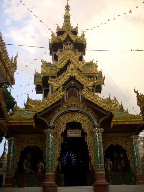 Miến Điện : Chùa Vàng thăng trầm cùng dân tộc