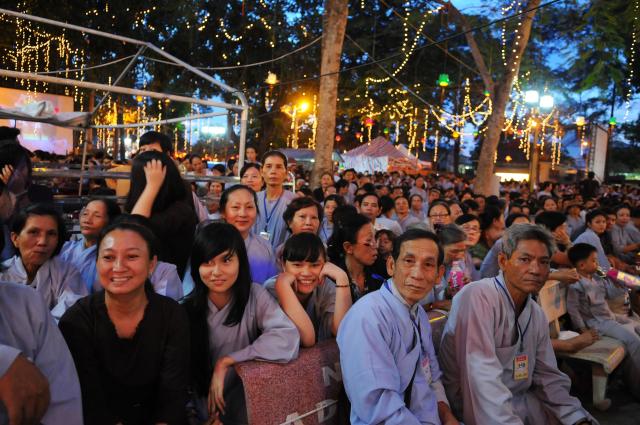 TP. HCM: Chùm ảnh lễ hội hoa đăng lớn nhất Việt Nam