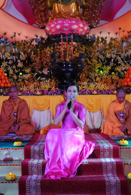 TP. HCM: Chùm ảnh lễ hội hoa đăng lớn nhất Việt Nam