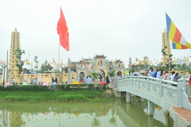 Hà Tĩnh: Chùa Trúc Lâm Thanh Lương tưng bừng Pháp hội hoa đăng vía Đức Phật A Di Đà