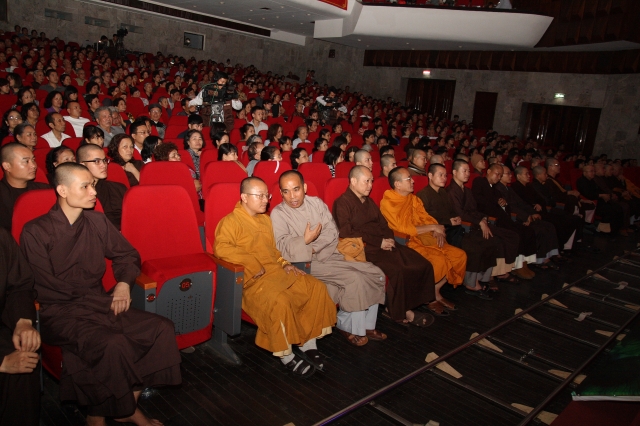 Hà Nội: Hàng ngàn người tham dự đêm văn nghệ - thính pháp chào mừng đại hội