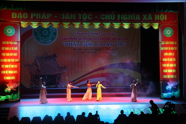 Hà Nội: Hàng ngàn người tham dự đêm văn nghệ - thính pháp chào mừng đại hội