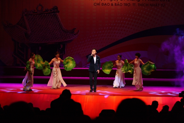 Hà Nội: Hàng ngàn người tham dự đêm văn nghệ - thính pháp chào mừng đại hội