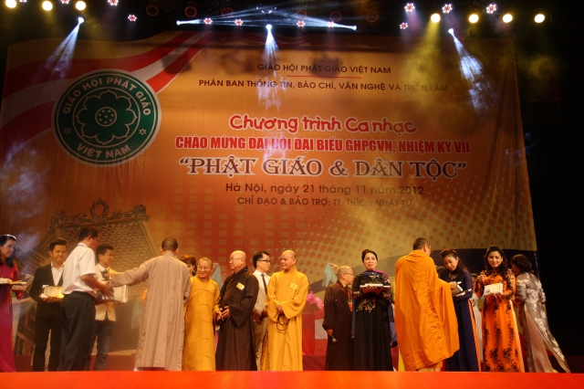 Hà Nội: Hàng ngàn người tham dự đêm văn nghệ - thính pháp chào mừng đại hội