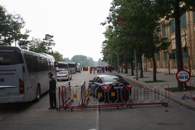 Hà Nội: Chư tôn đức giáo phẩm cùng Phật tử viếng lăng Hồ Chủ Tịch