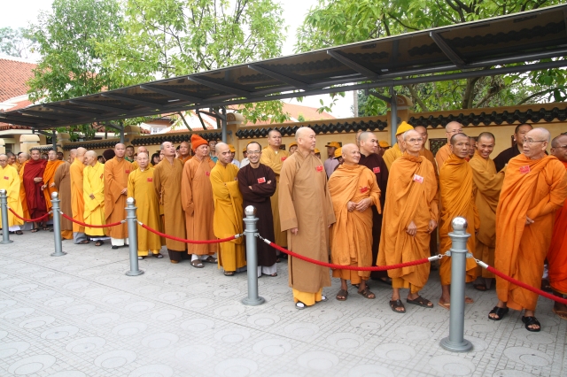 Hà Nội: Chư tôn đức giáo phẩm cùng Phật tử viếng lăng Hồ Chủ Tịch