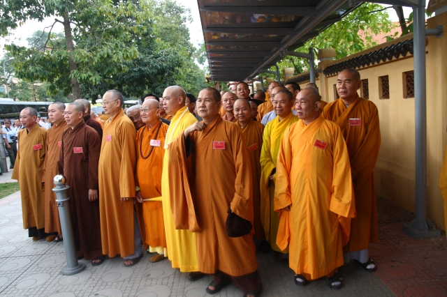 Hà Nội: Chư tôn đức giáo phẩm cùng Phật tử viếng lăng Hồ Chủ Tịch