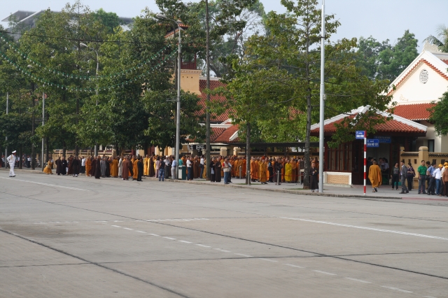 Hà Nội: Chư tôn đức giáo phẩm cùng Phật tử viếng lăng Hồ Chủ Tịch