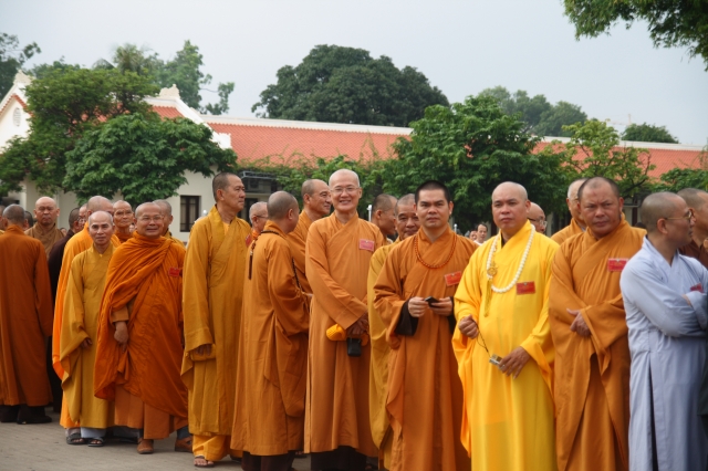 Hà Nội: Chư tôn đức giáo phẩm cùng Phật tử viếng lăng Hồ Chủ Tịch