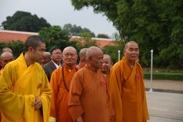 Hà Nội: Chư tôn đức giáo phẩm cùng Phật tử viếng lăng Hồ Chủ Tịch