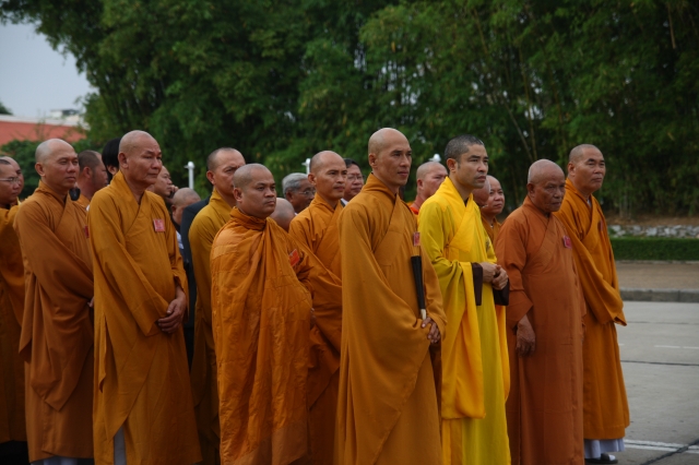 Hà Nội: Chư tôn đức giáo phẩm cùng Phật tử viếng lăng Hồ Chủ Tịch