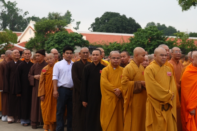 Hà Nội: Chư tôn đức giáo phẩm cùng Phật tử viếng lăng Hồ Chủ Tịch