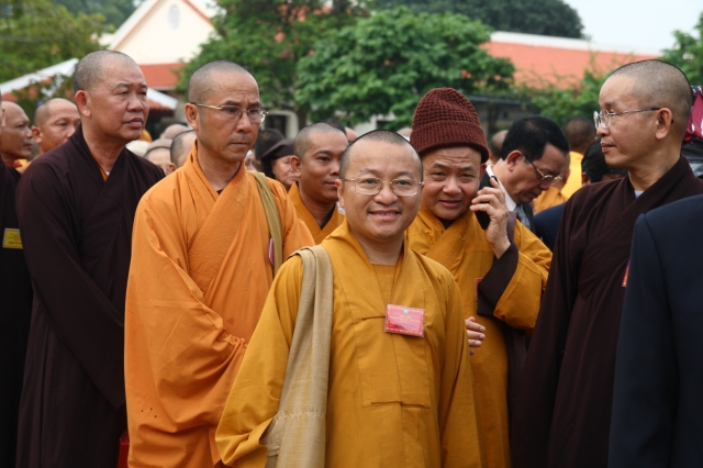 Hà Nội: Chư tôn đức giáo phẩm cùng Phật tử viếng lăng Hồ Chủ Tịch