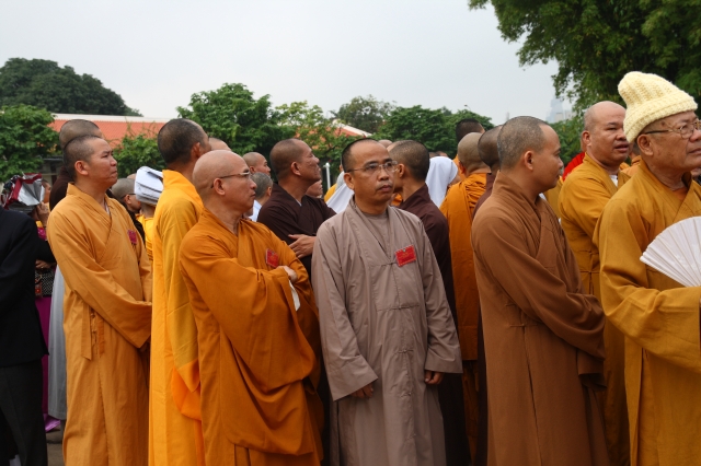 Hà Nội: Chư tôn đức giáo phẩm cùng Phật tử viếng lăng Hồ Chủ Tịch