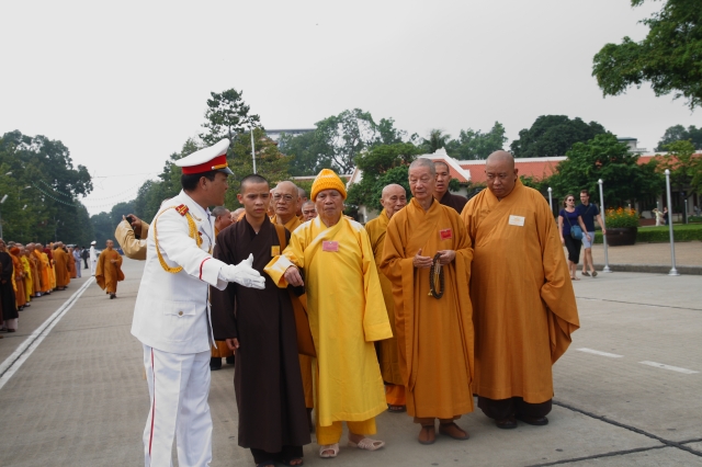 Hà Nội: Chư tôn đức giáo phẩm cùng Phật tử viếng lăng Hồ Chủ Tịch