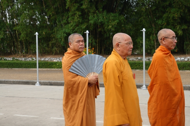 Hà Nội: Chư tôn đức giáo phẩm cùng Phật tử viếng lăng Hồ Chủ Tịch